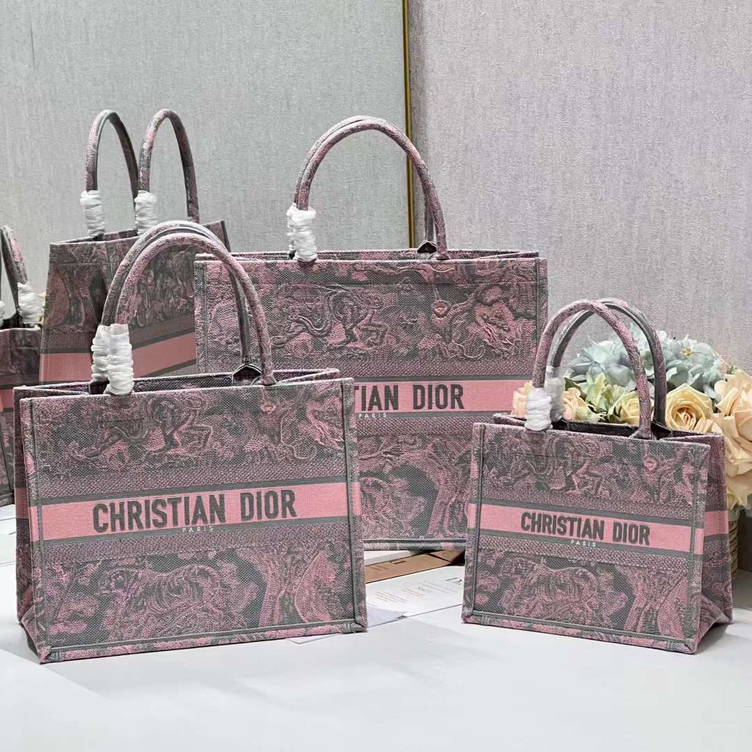 DiorBookToteS P1 I2