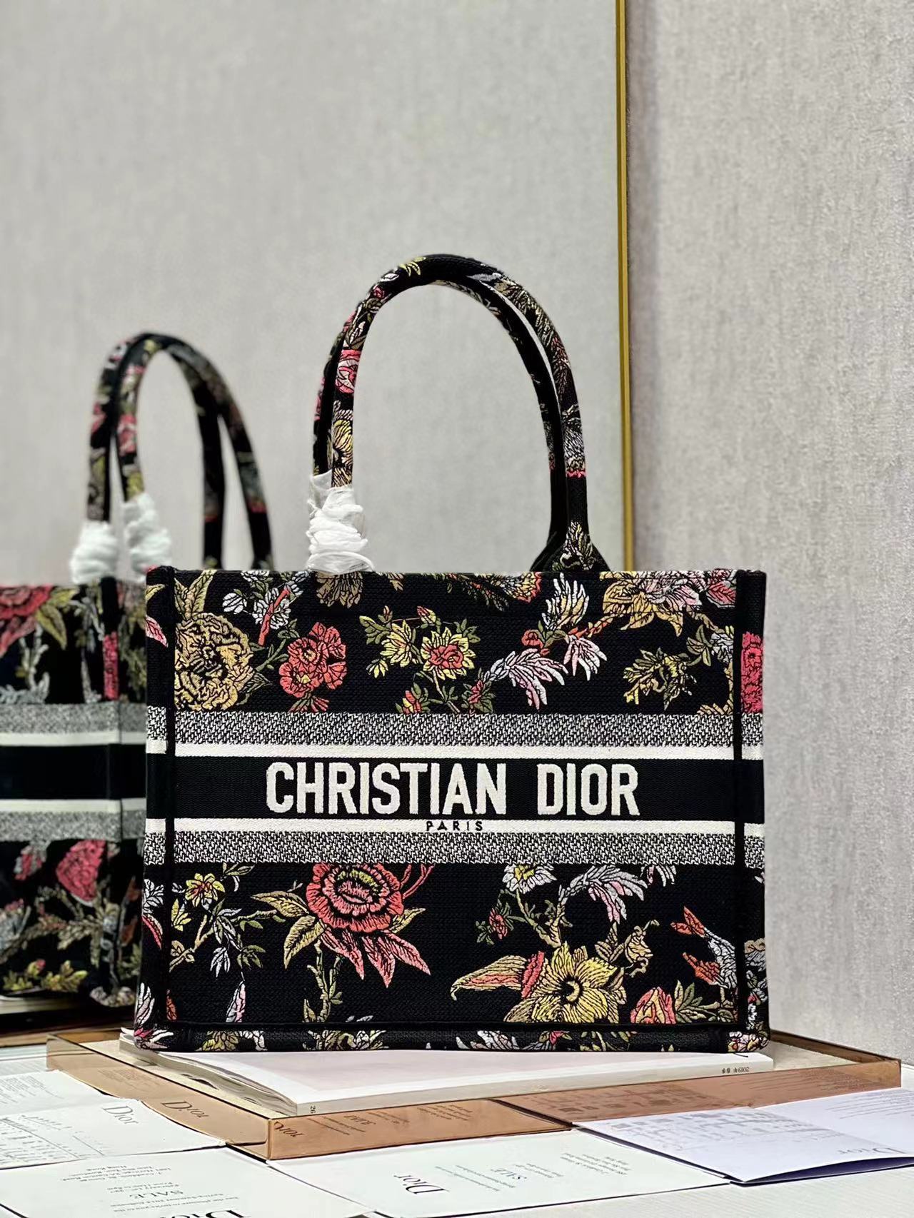 DiorBookToteS P1 I3