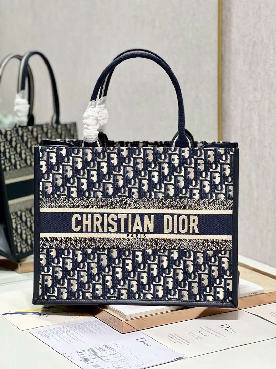 DiorBookToteS P1 I30