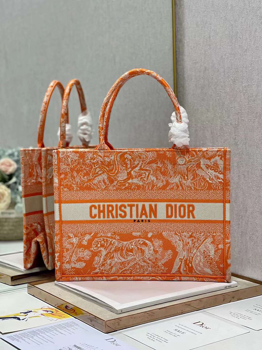 DiorBookToteS P1 I4