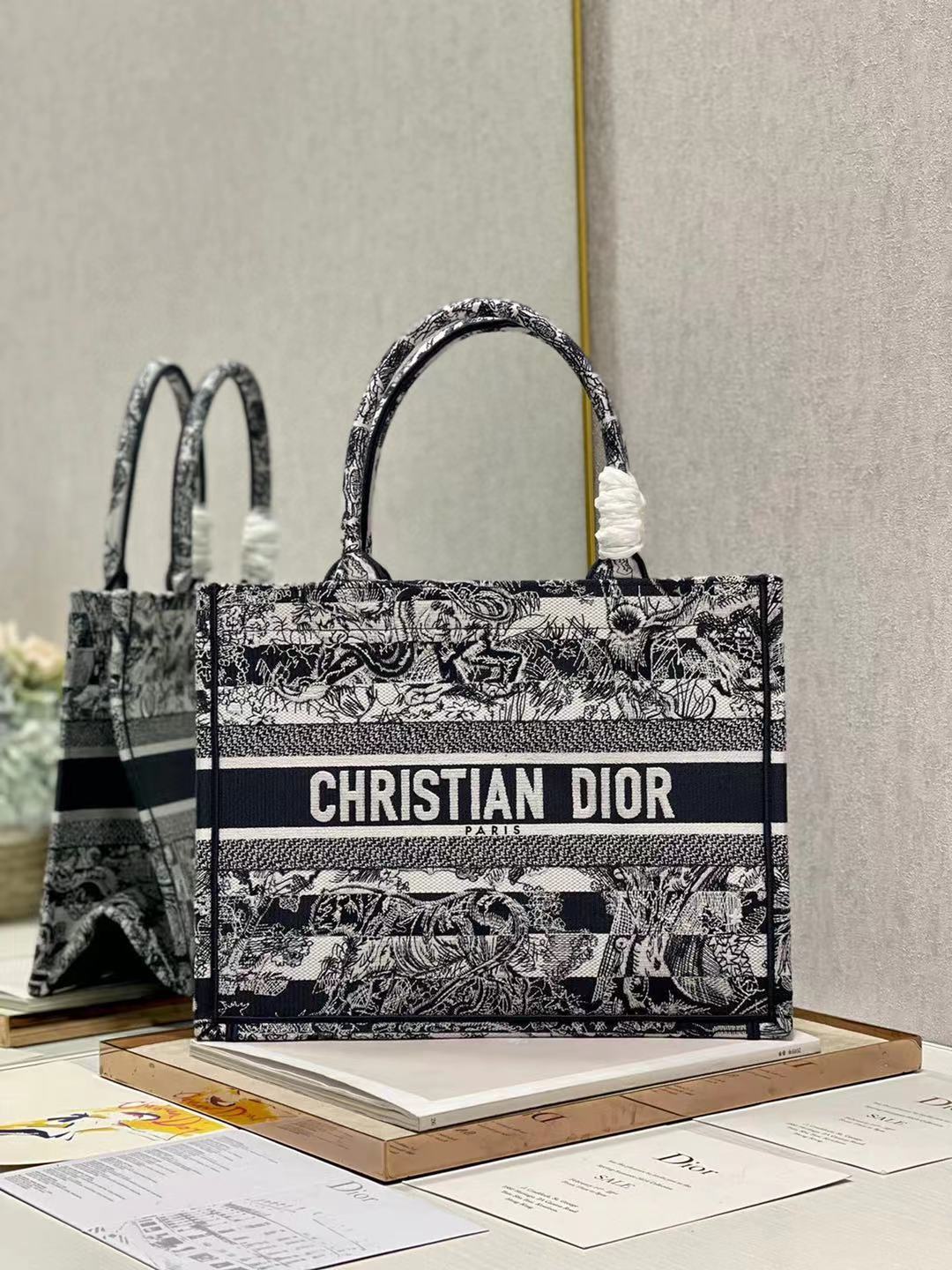 DiorBookToteS P1 I7