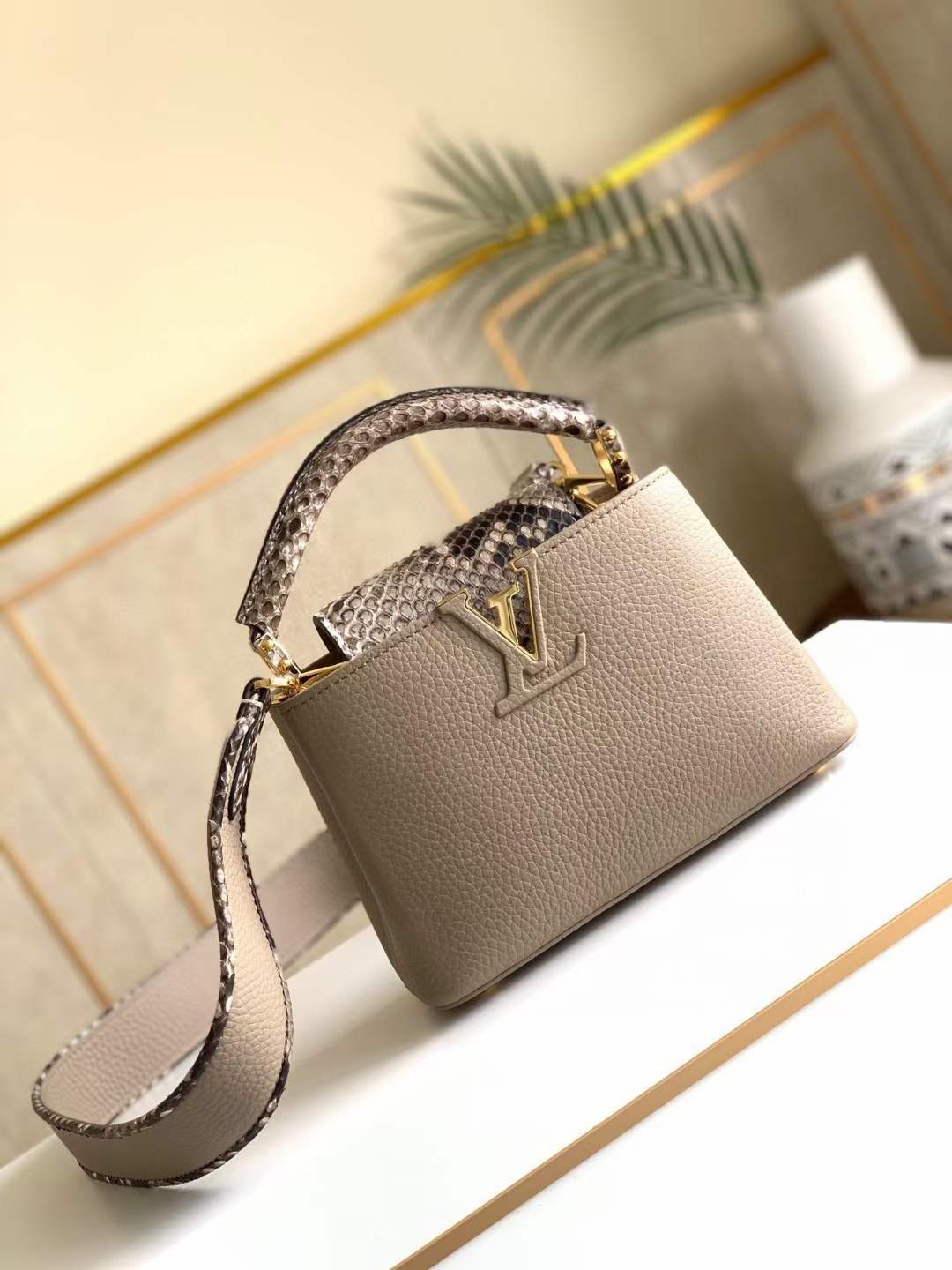 LV Capucines P1 I16
