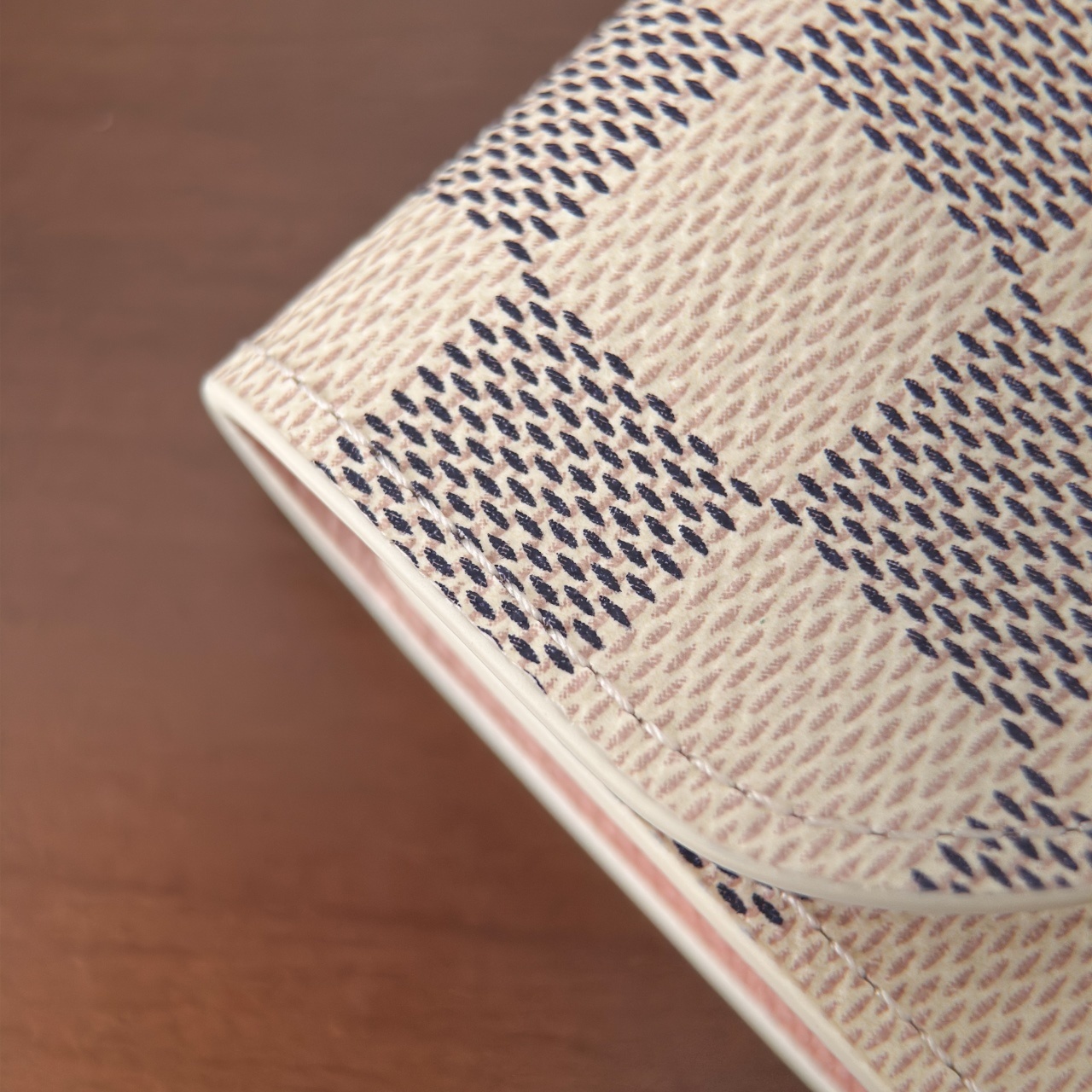 LV CardHolder P1 I37
