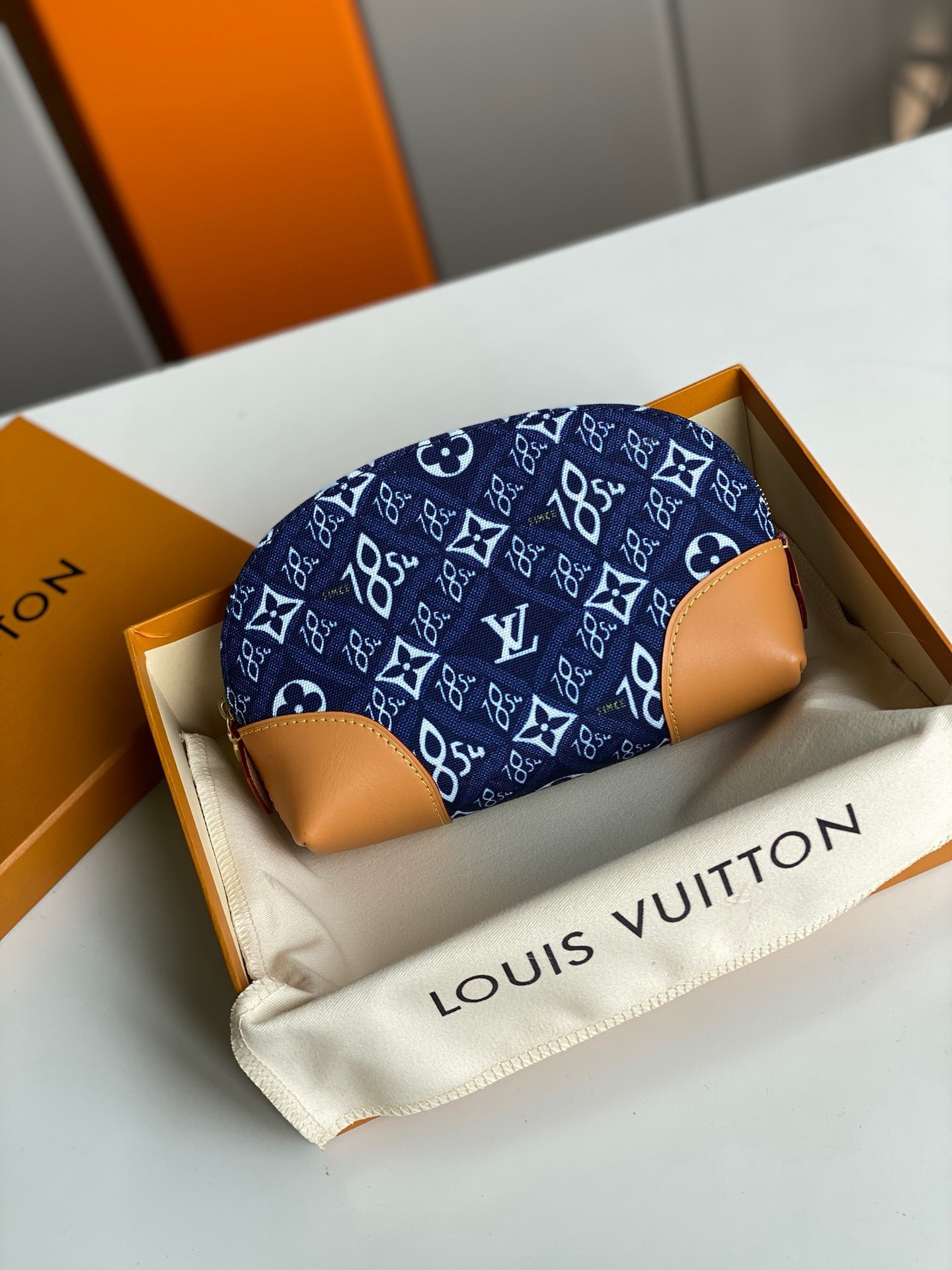 LV VanityPouch P1 I120