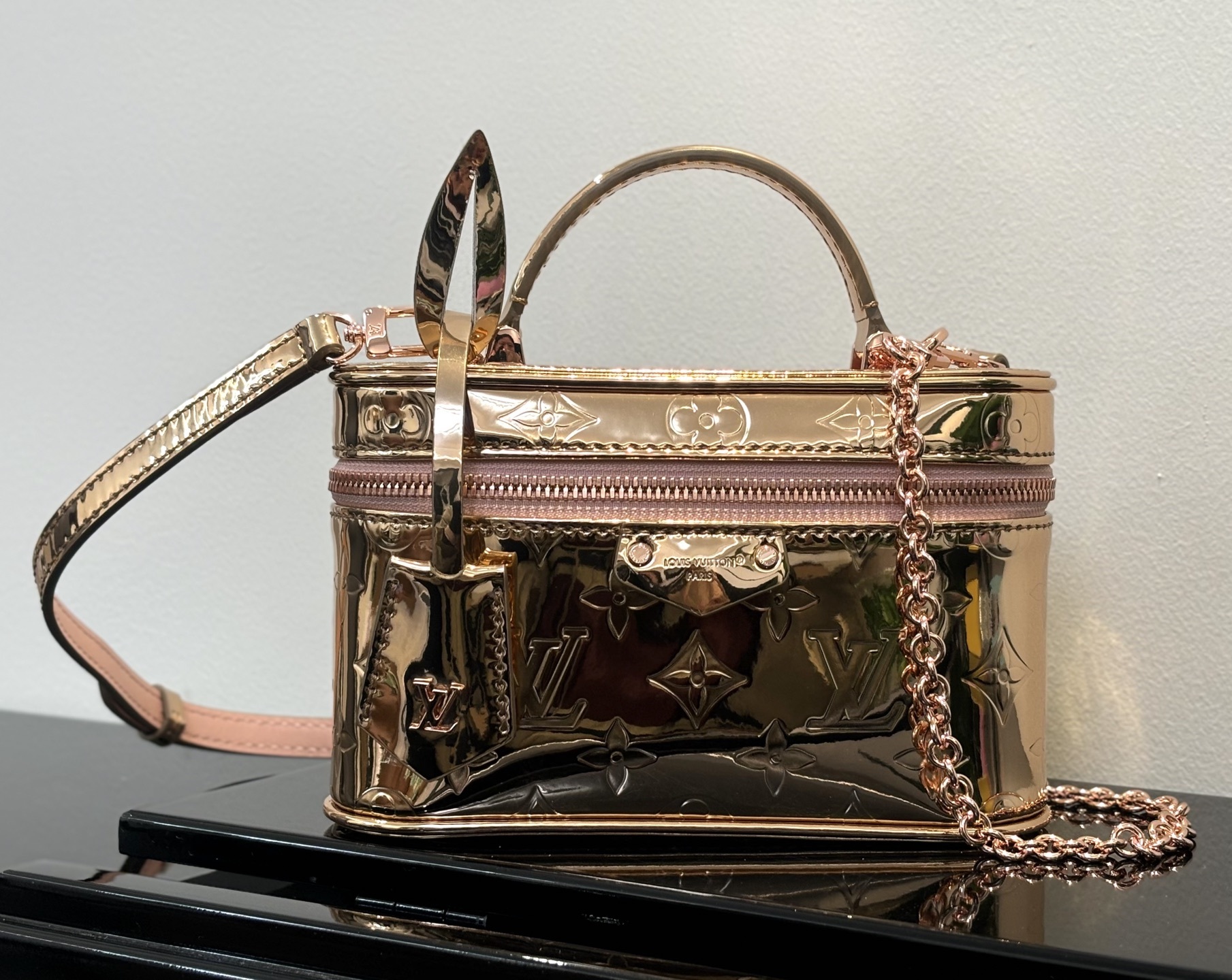 LV VanityPouch P1 I16