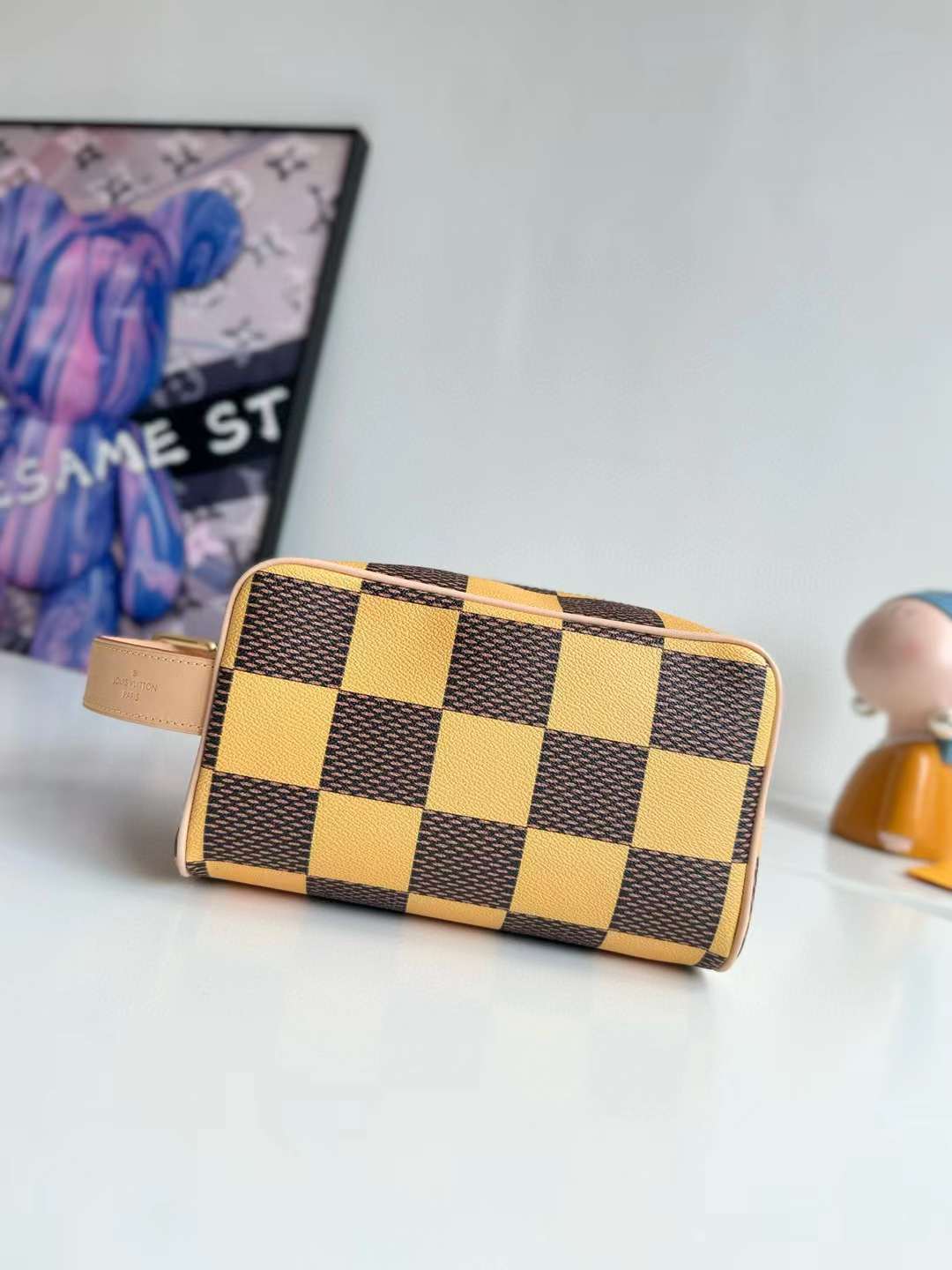LV VanityPouch P1 I60